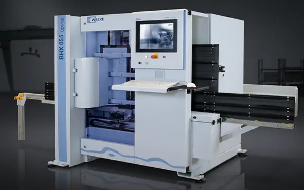 Dikey eksen CNC işleme merkezi Homag Weeke BHX 055; Gösteri Woodworks tesisinde çoklu delme ve frezeleme operasyonları için Alman teknolojisi.