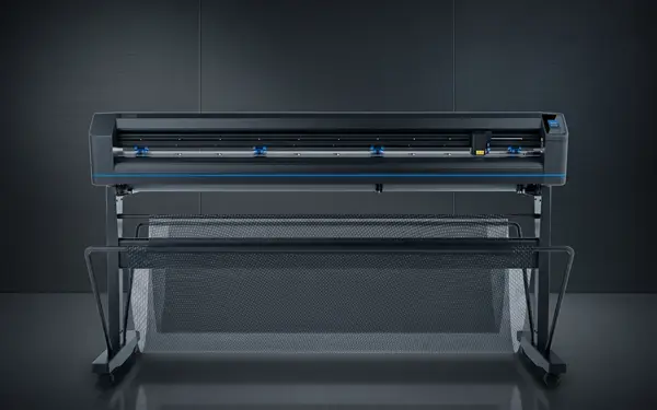 Summa Platinum D160 hassas kesim ve routing makinesi; Belçika menşeli profesyonel vinil ve folyo kesim çözümü ile Gösteri Woodworks tabela bölümünde.